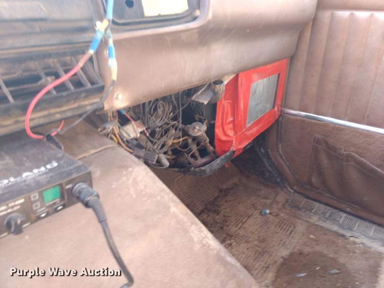 image for item DD4445 1989 International 8300 semi truck