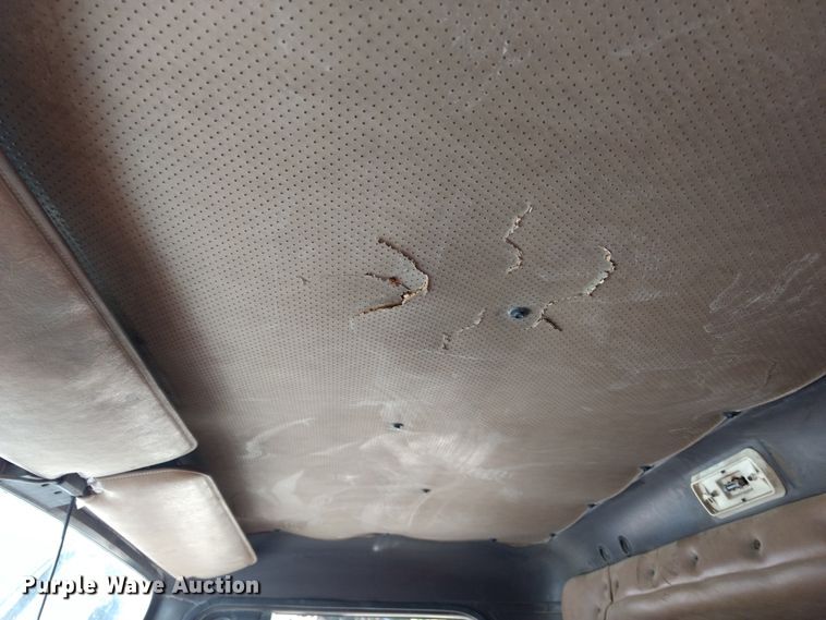 image for item DD4445 1989 International 8300 semi truck