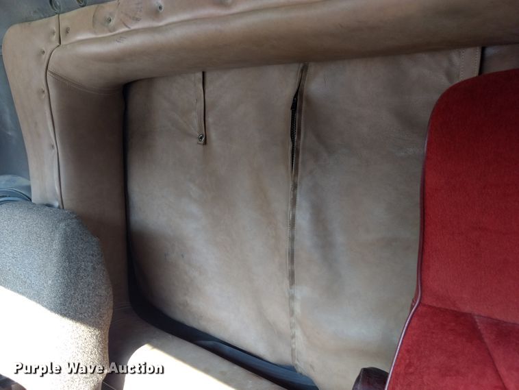 image for item DD4445 1989 International 8300 semi truck