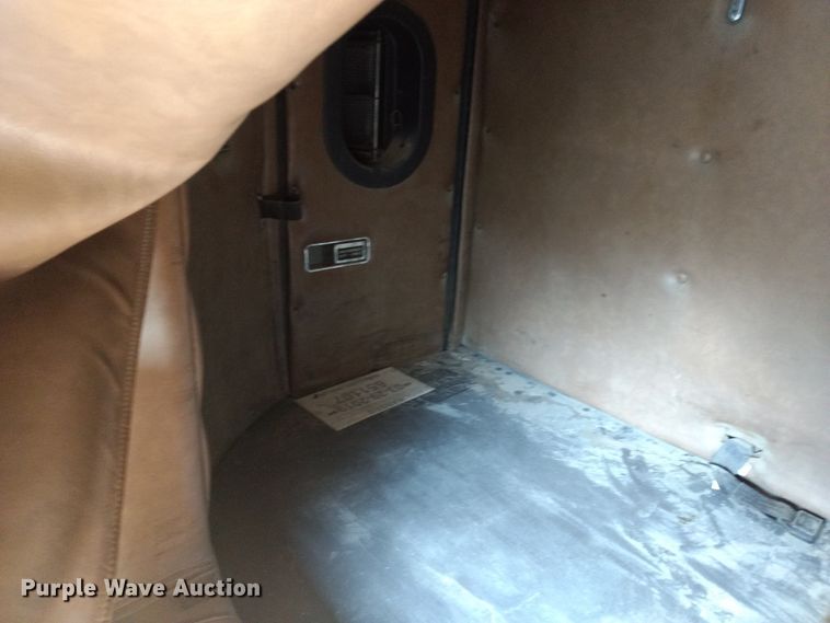 image for item DD4445 1989 International 8300 semi truck