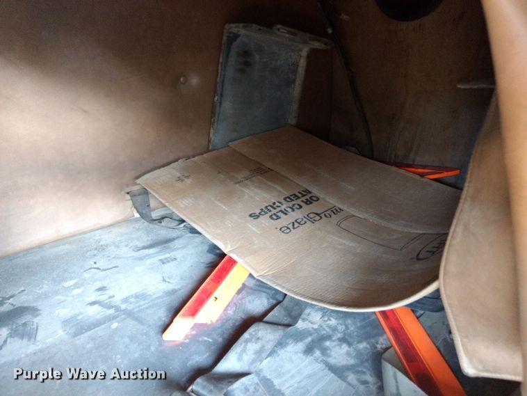 image for item DD4445 1989 International 8300 semi truck