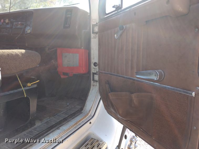 image for item DD4445 1989 International 8300 semi truck