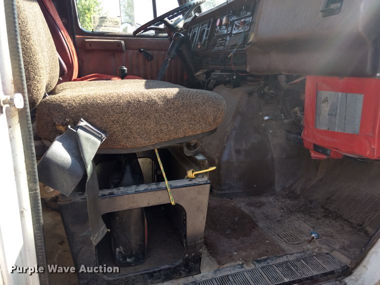 image for item DD4445 1989 International 8300 semi truck