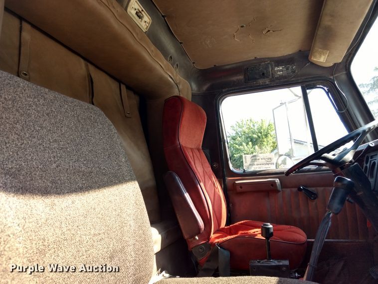 image for item DD4445 1989 International 8300 semi truck