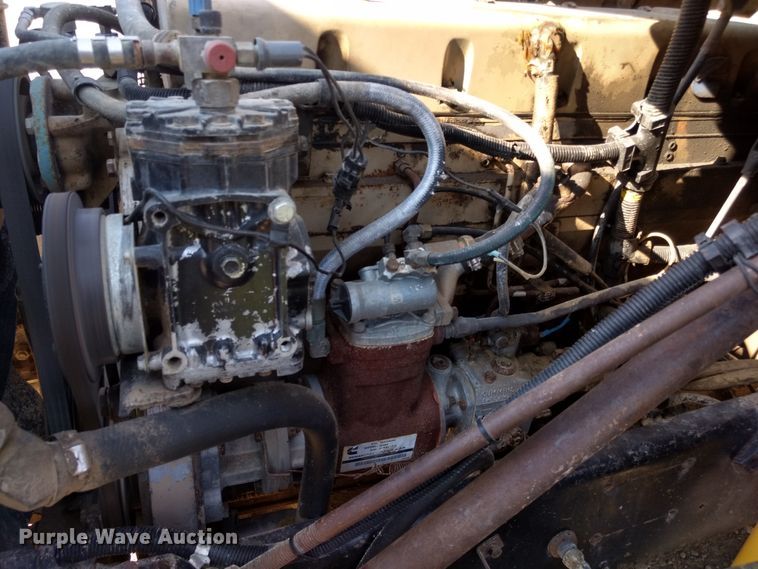 image for item DD4445 1989 International 8300 semi truck