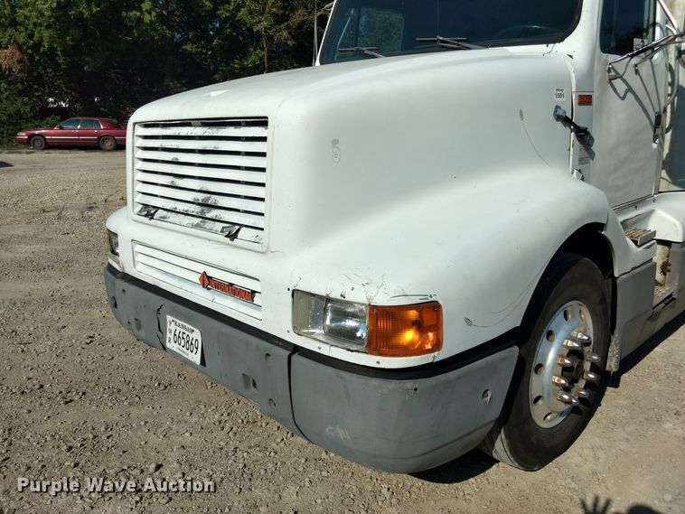 image for item DD4445 1989 International 8300 semi truck