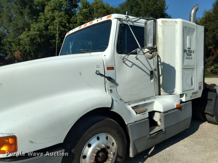 image for item DD4445 1989 International 8300 semi truck