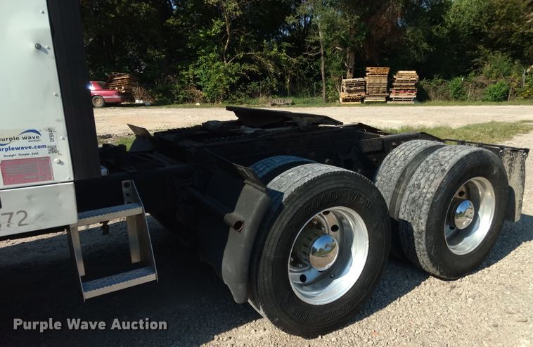 image for item DD4445 1989 International 8300 semi truck