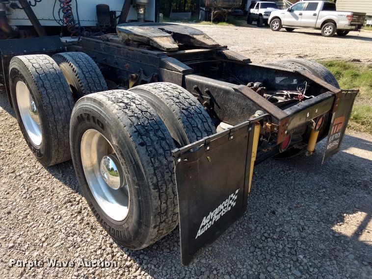 image for item DD4445 1989 International 8300 semi truck