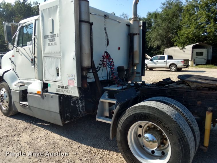 image for item DD4445 1989 International 8300 semi truck