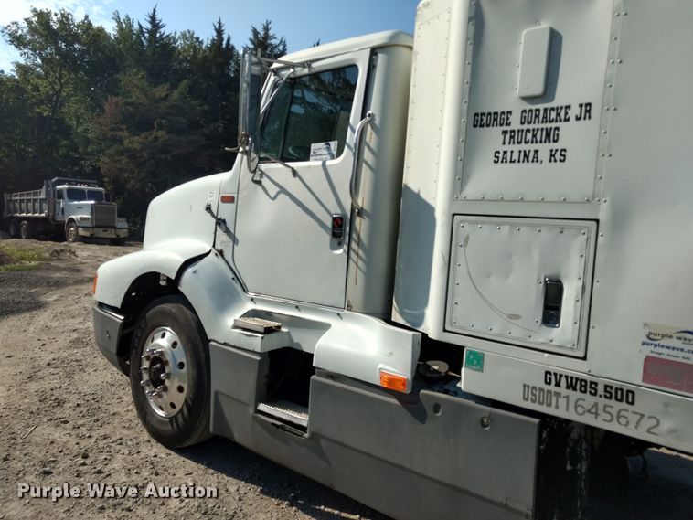 image for item DD4445 1989 International 8300 semi truck