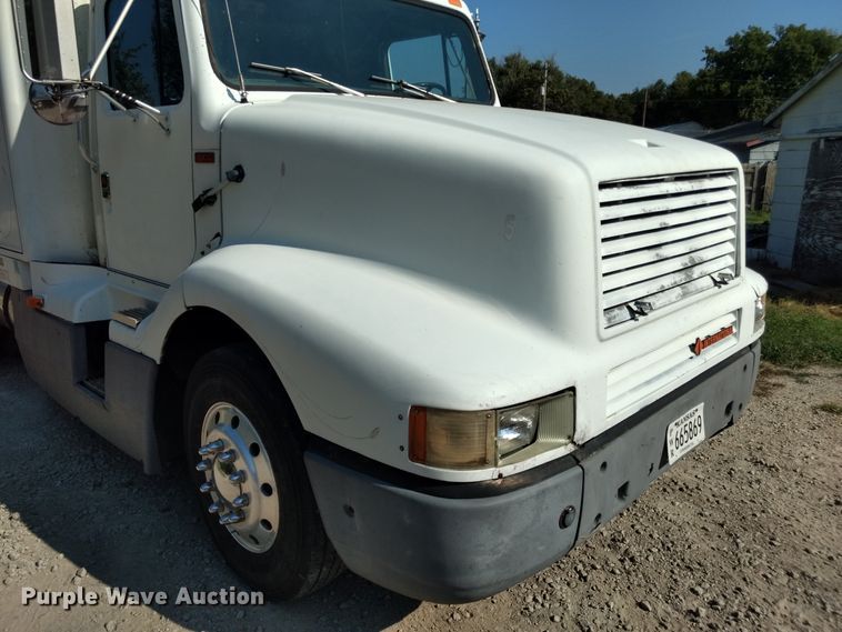 image for item DD4445 1989 International 8300 semi truck