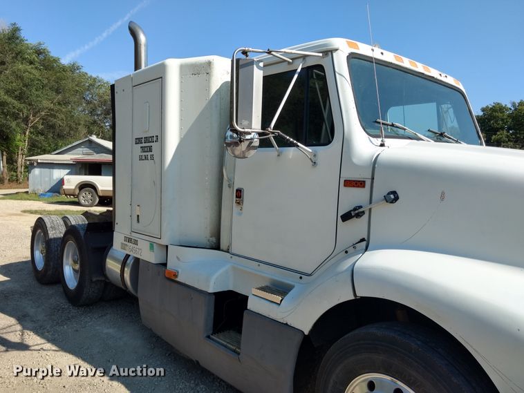 image for item DD4445 1989 International 8300 semi truck