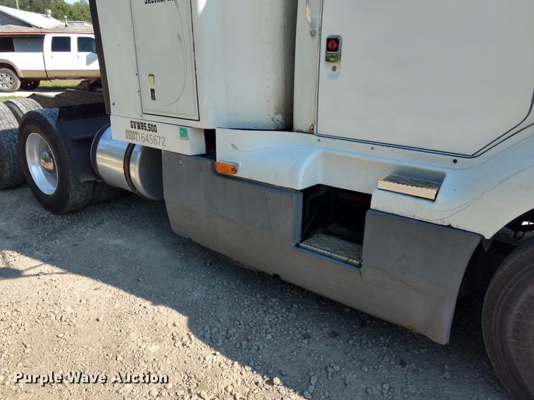 image for item DD4445 1989 International 8300 semi truck