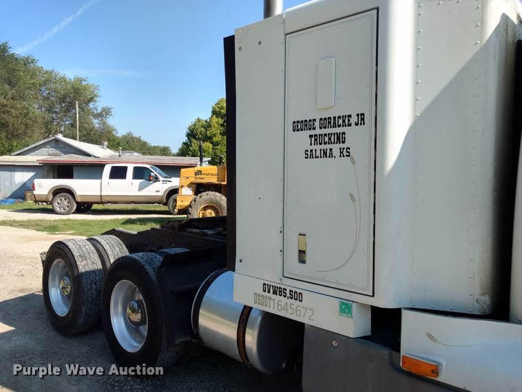 image for item DD4445 1989 International 8300 semi truck