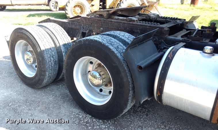 image for item DD4445 1989 International 8300 semi truck