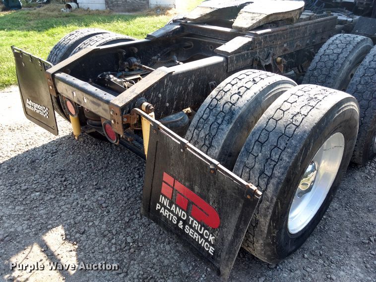 image for item DD4445 1989 International 8300 semi truck