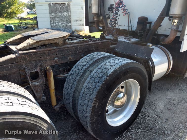 image for item DD4445 1989 International 8300 semi truck