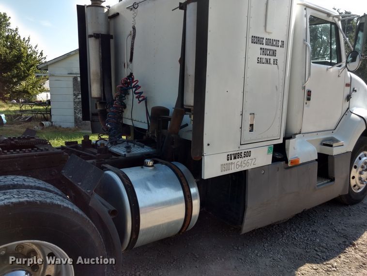 image for item DD4445 1989 International 8300 semi truck