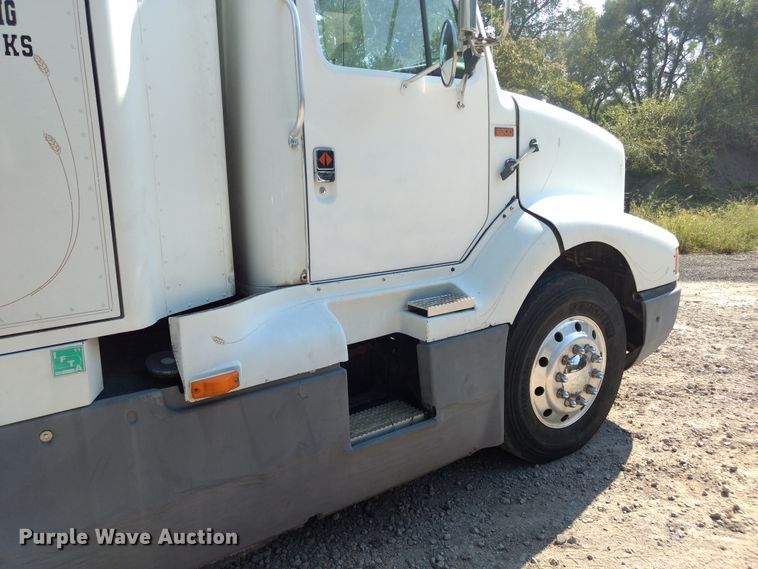 image for item DD4445 1989 International 8300 semi truck