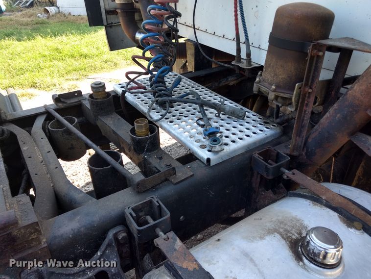 image for item DD4445 1989 International 8300 semi truck