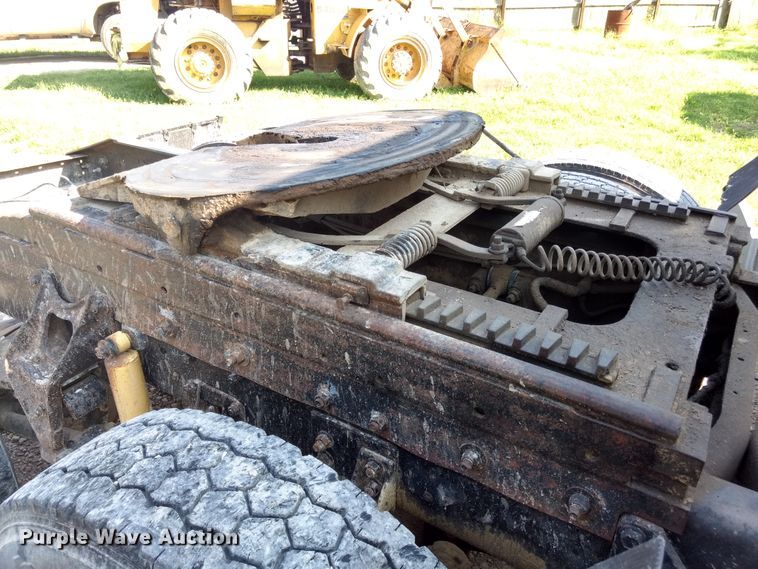 image for item DD4445 1989 International 8300 semi truck