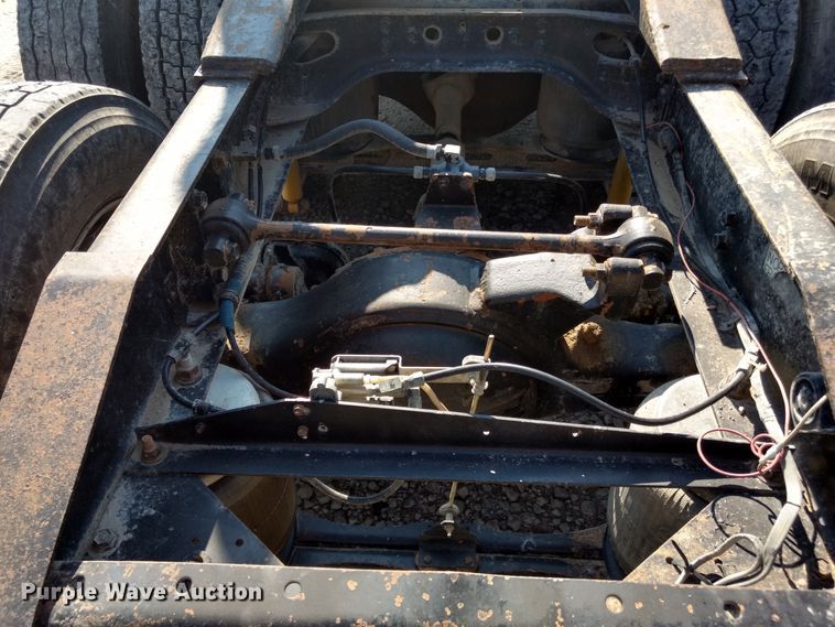 image for item DD4445 1989 International 8300 semi truck