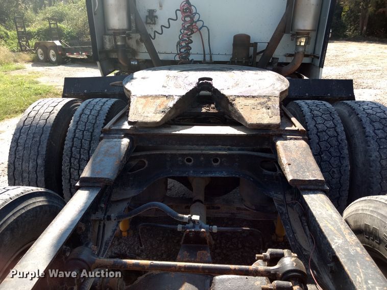 image for item DD4445 1989 International 8300 semi truck