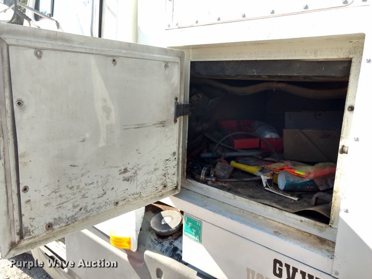 image for item DD4445 1989 International 8300 semi truck