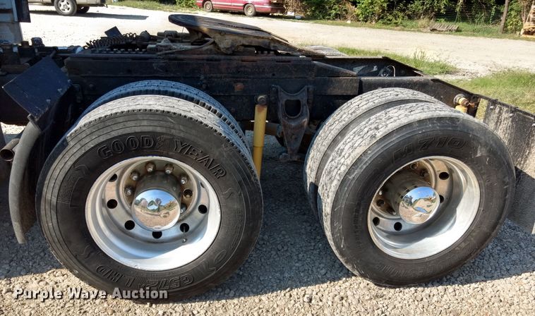 image for item DD4445 1989 International 8300 semi truck