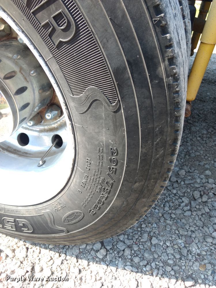 image for item DD4445 1989 International 8300 semi truck