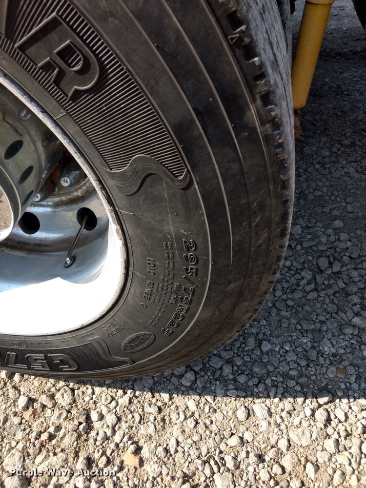 image for item DD4445 1989 International 8300 semi truck