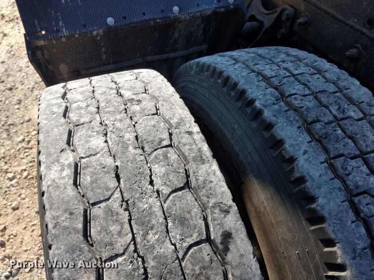 image for item DD4445 1989 International 8300 semi truck