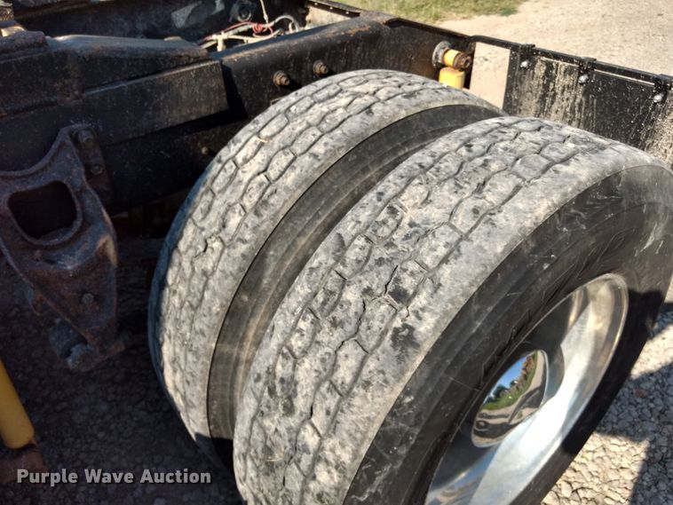 image for item DD4445 1989 International 8300 semi truck