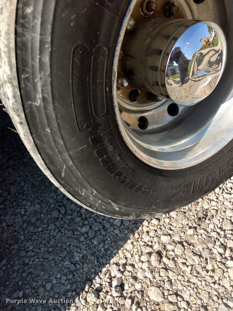 image for item DD4445 1989 International 8300 semi truck