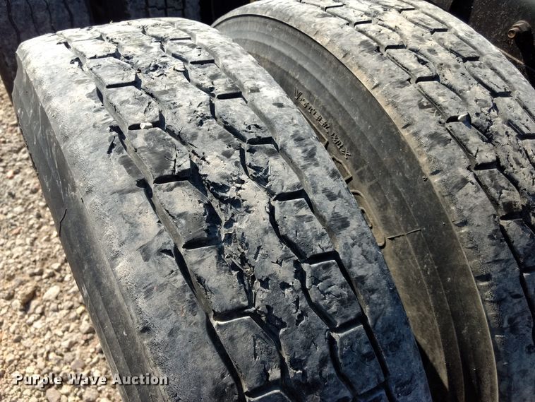 image for item DD4445 1989 International 8300 semi truck