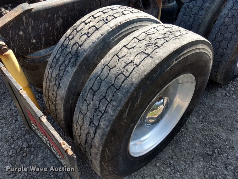 image for item DD4445 1989 International 8300 semi truck