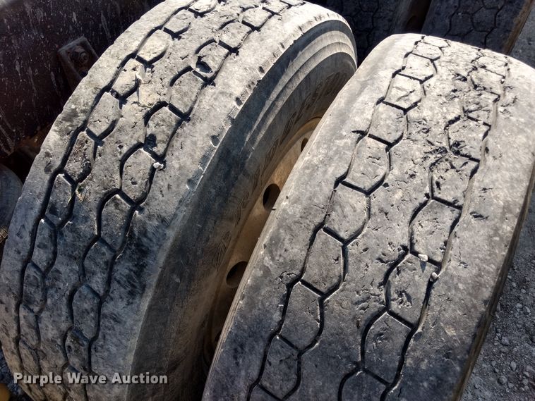 image for item DD4445 1989 International 8300 semi truck