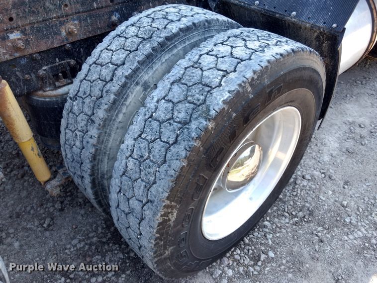 image for item DD4445 1989 International 8300 semi truck