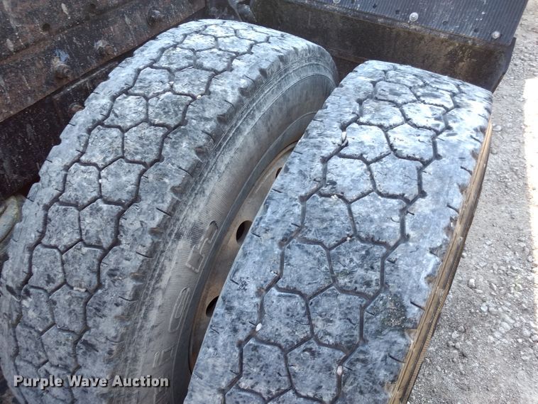 image for item DD4445 1989 International 8300 semi truck