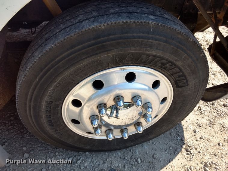 image for item DD4445 1989 International 8300 semi truck