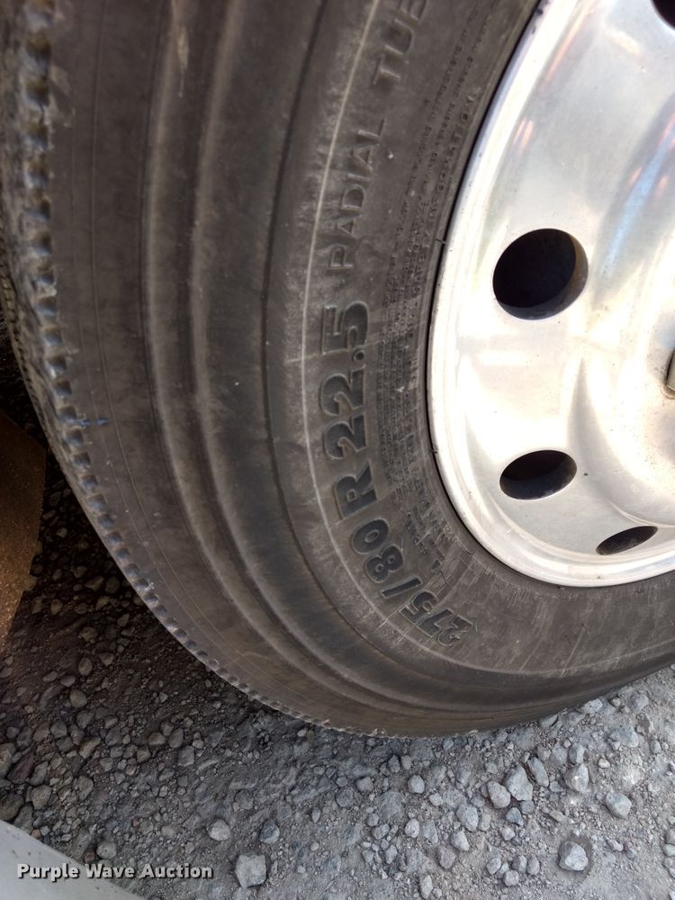 image for item DD4445 1989 International 8300 semi truck