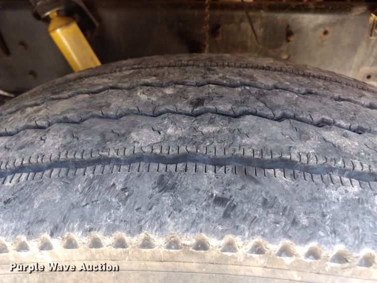 image for item DD4445 1989 International 8300 semi truck