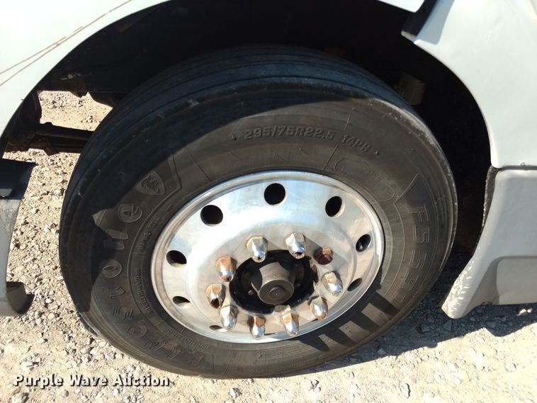 image for item DD4445 1989 International 8300 semi truck