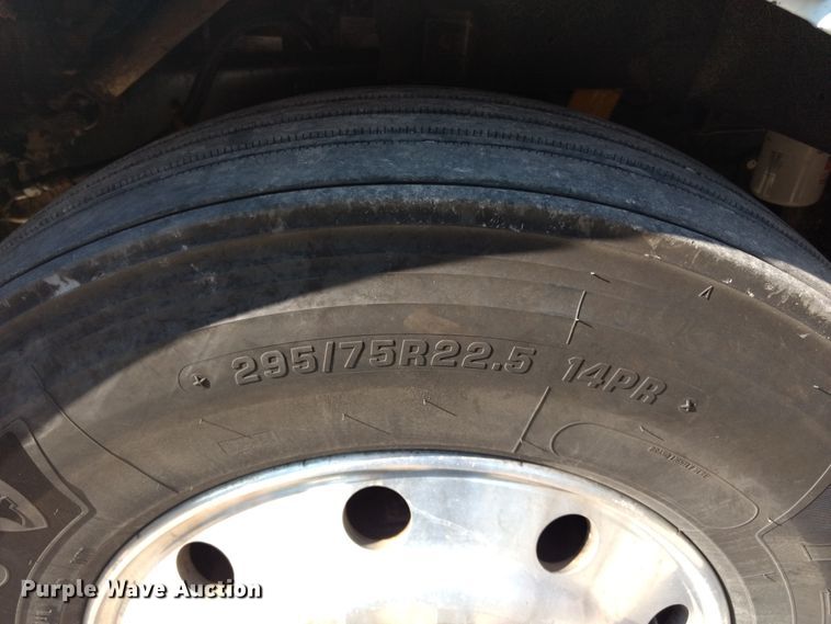 image for item DD4445 1989 International 8300 semi truck