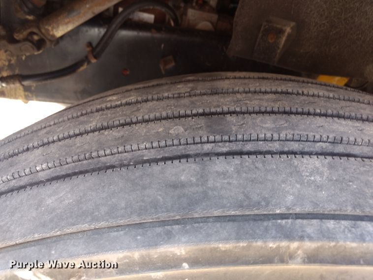 image for item DD4445 1989 International 8300 semi truck