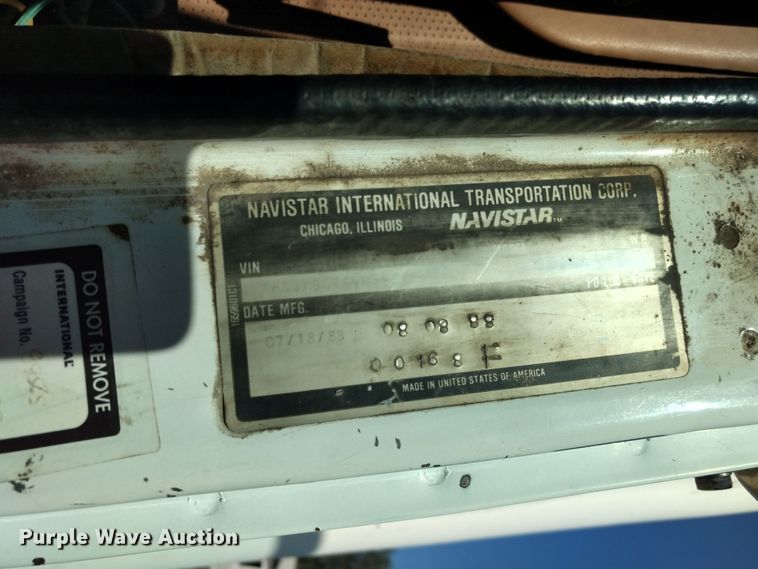 image for item DD4445 1989 International 8300 semi truck