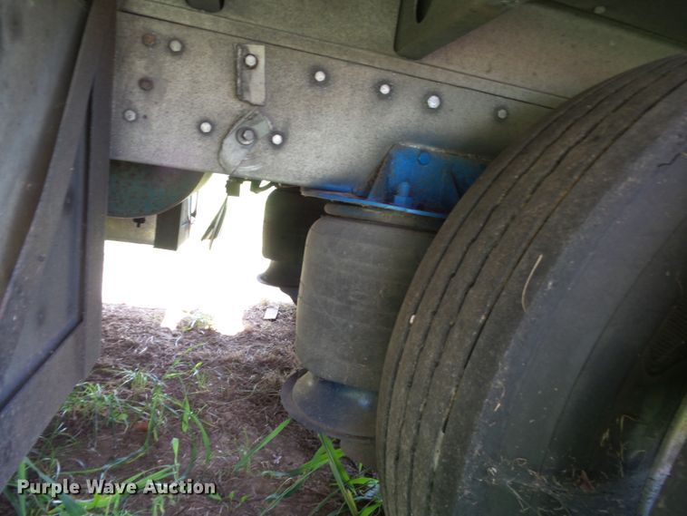 image for item DE7979 2004 Reitnouer 50T drop deck trailer