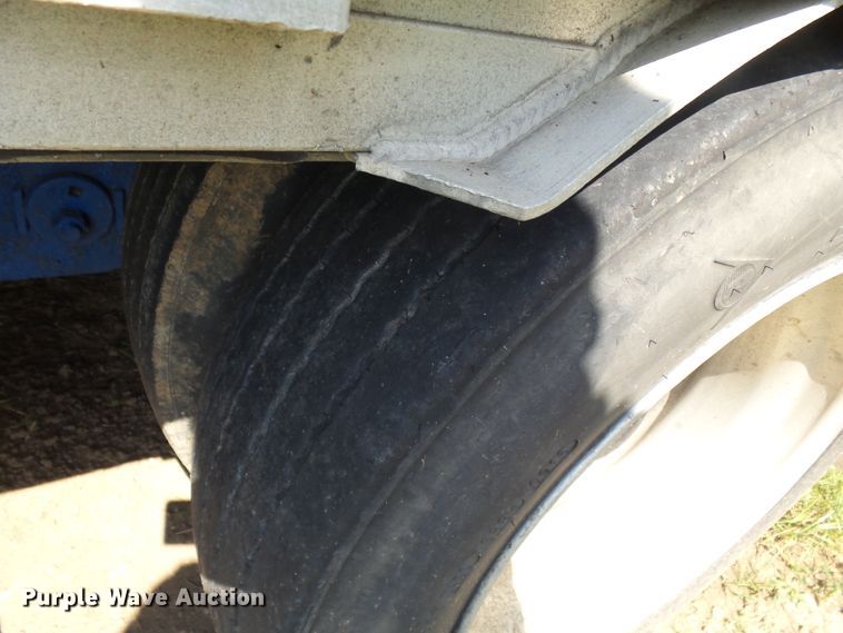 image for item DE7979 2004 Reitnouer 50T drop deck trailer