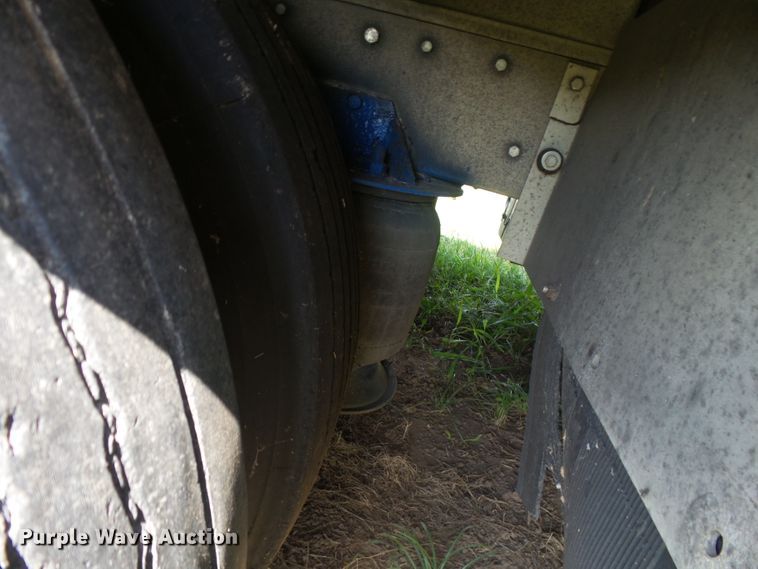 image for item DE7979 2004 Reitnouer 50T drop deck trailer